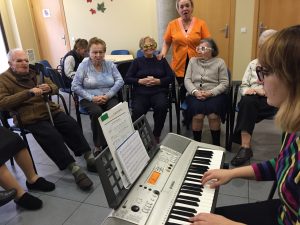 Sessió de musicoteràpia amb persones amb Alzheimer 